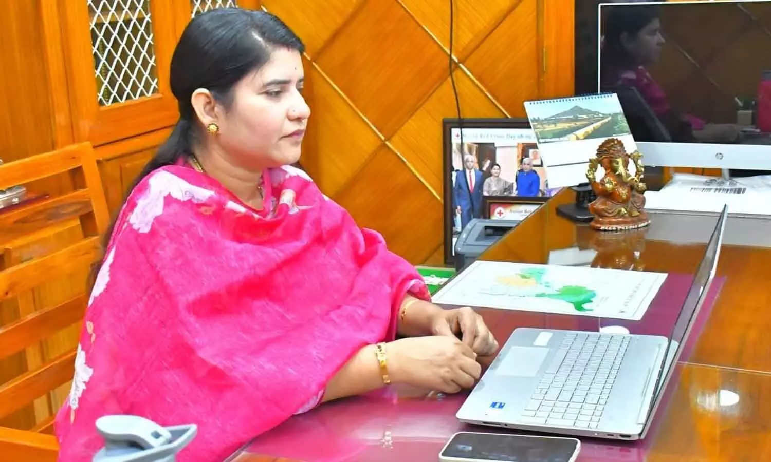 स्कूल बुनियादी ढाँचा डेटा अपलोड में लापरवाही पर कलेक्टर जी राजाकुमारी ने किया कड़ा चेतावनी