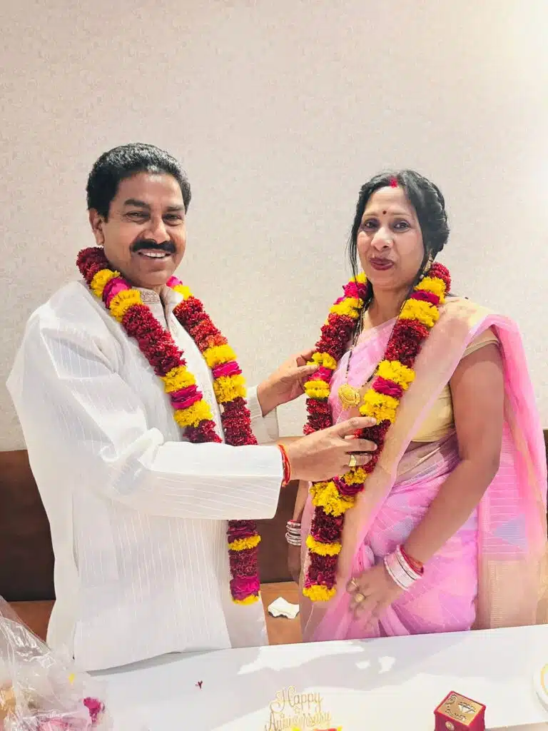 शादी की 25 वीं वर्ष गांठ पर N F A के राष्ट्रीय उपाध्यक्ष ने भोलेनाथ का पूजा अर्चन कर लिया सुखमय जीवन का आशीर्वाद