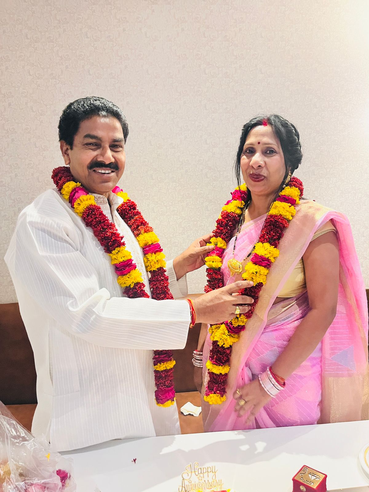 शादी की 25 वीं वर्ष गांठ पर N F A के राष्ट्रीय उपाध्यक्ष ने भोलेनाथ का पूजा अर्चन कर लिया सुखमय जीवन का आशीर्वाद